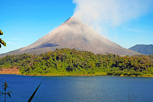 Arenal Vulkan und See, Costa Rica © Rob Cicchetti | 123RF.com