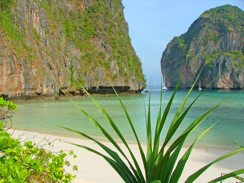 Koh Phi Phi &copy; tropical-travel.com