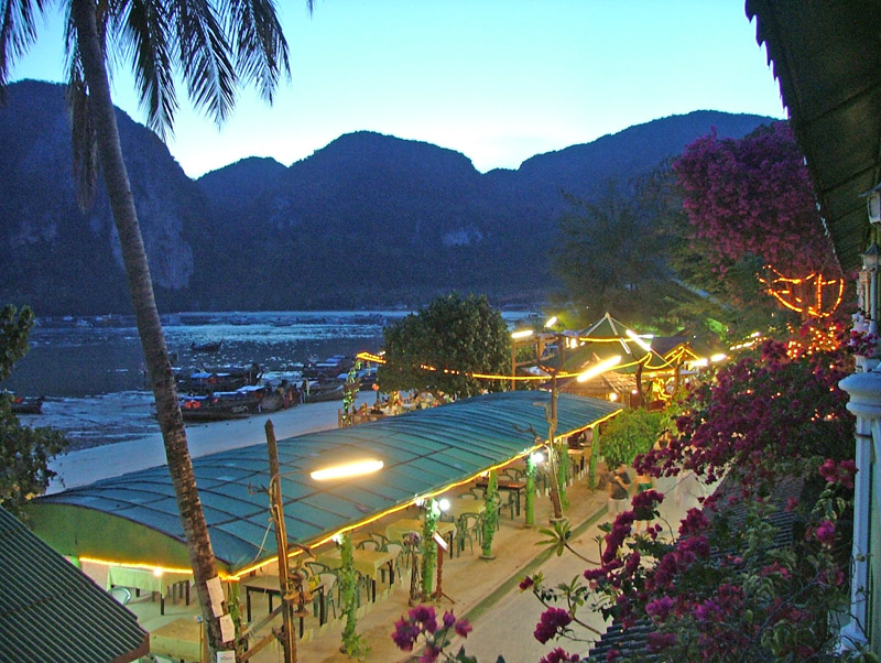 Koh Phi Phi &copy; tropical-travel.com